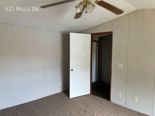 Building Photo - 623 N Mills Dr