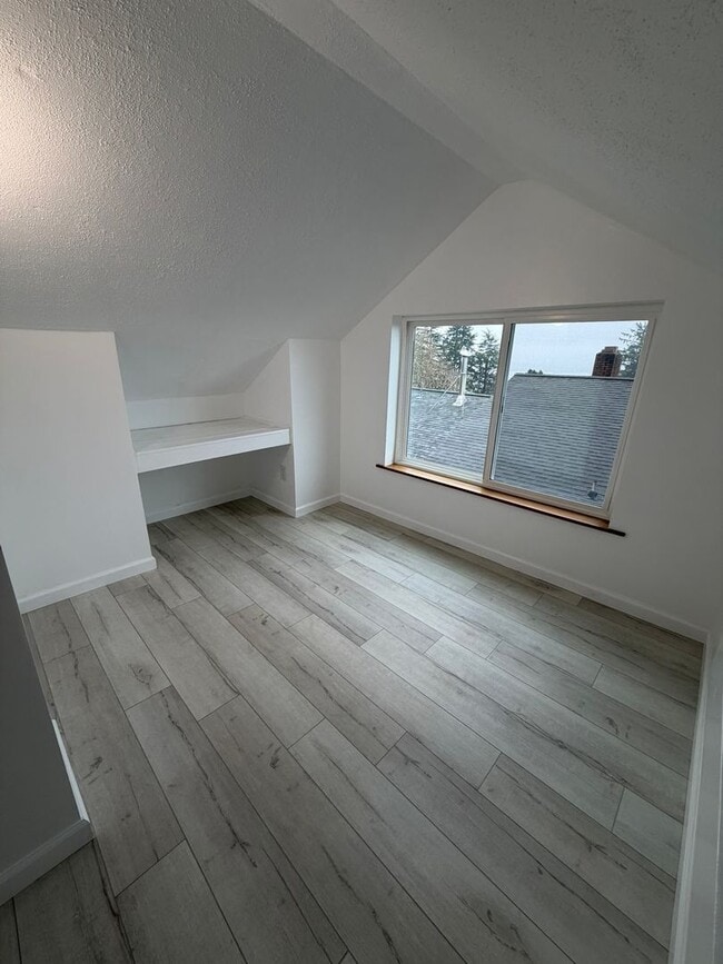 Building Photo - Beautiful 3 Bed / 2 Bath House With a Gorgeous View!