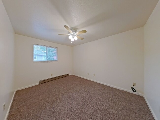 Building Photo - Remodeled 3 Bedroom Duplex ~ Albany ~ Pet ...