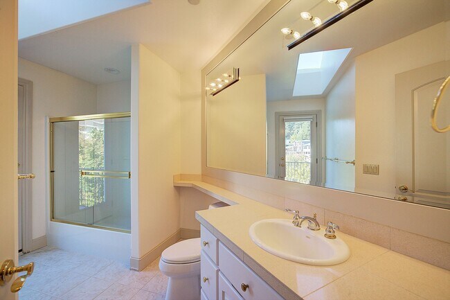 Building Photo - 4bd/4ba Kirkland House