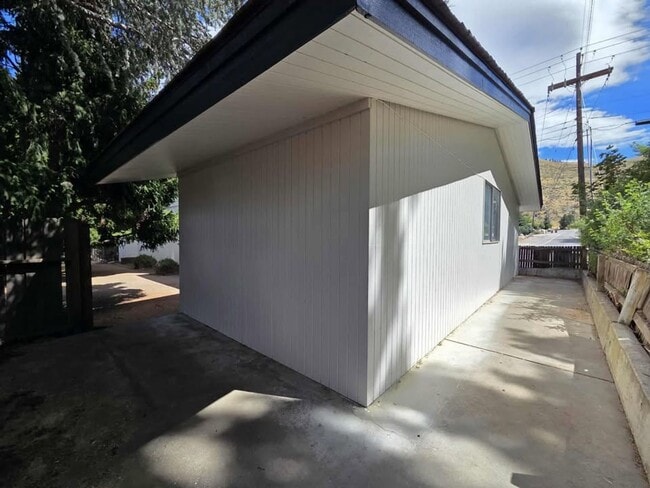 Building Photo - HUGE Number 2 Canyon ~ ~ 4 bedroom, 3 bath...