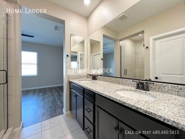 Building Photo - 779 E Doral Ave