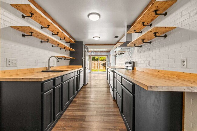 Building Photo - Stylish 3 Bed, 2 Bath Renovated Duplex in the Heart of Rincon!