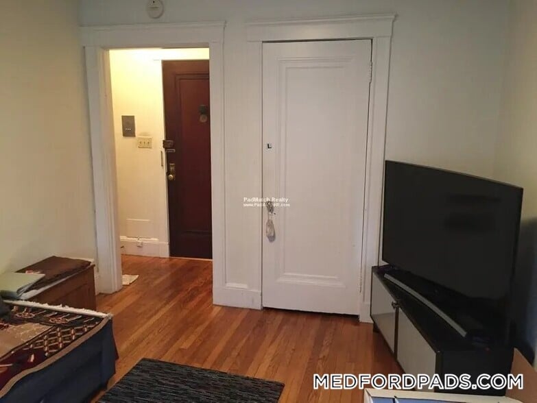 Building Photo - 53 Fellsway W