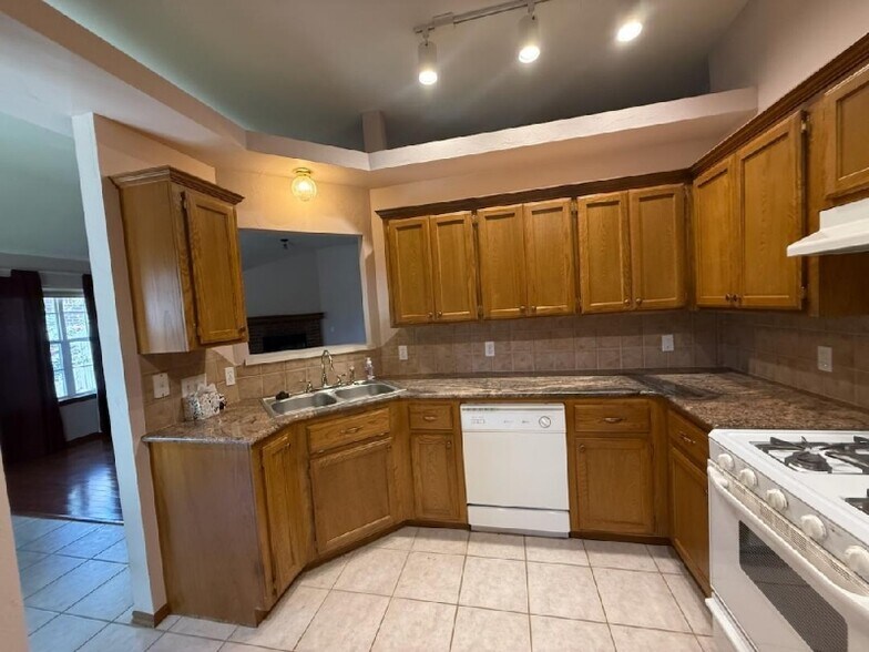 Building Photo - 333 E Magnolia Terrace