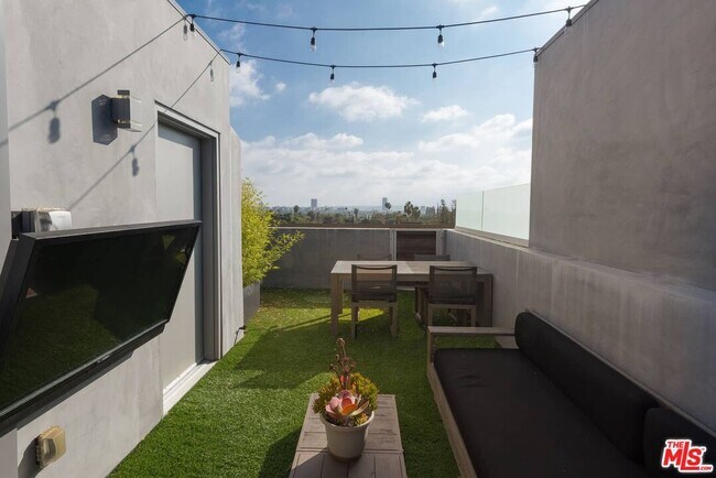 Building Photo - 1040 N Spaulding Ave