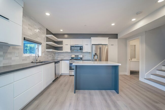 Building Photo - 2115 Holly Dr