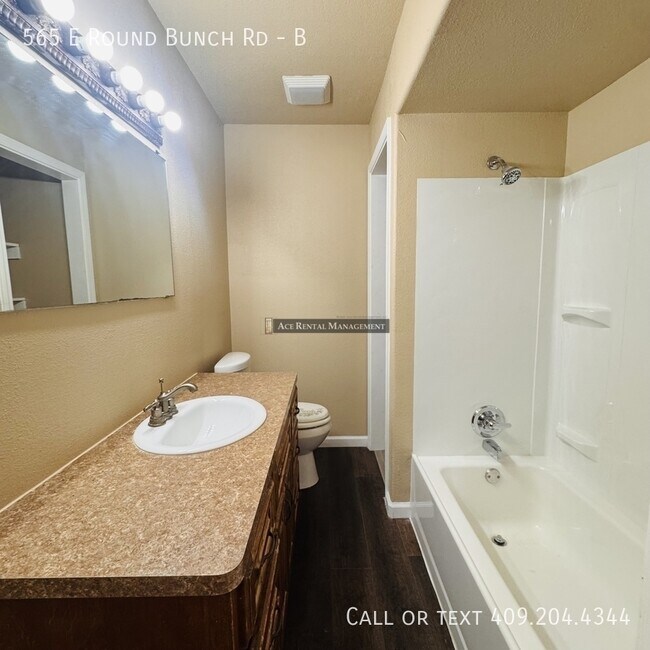 Building Photo - 565 E Roundbunch Rd