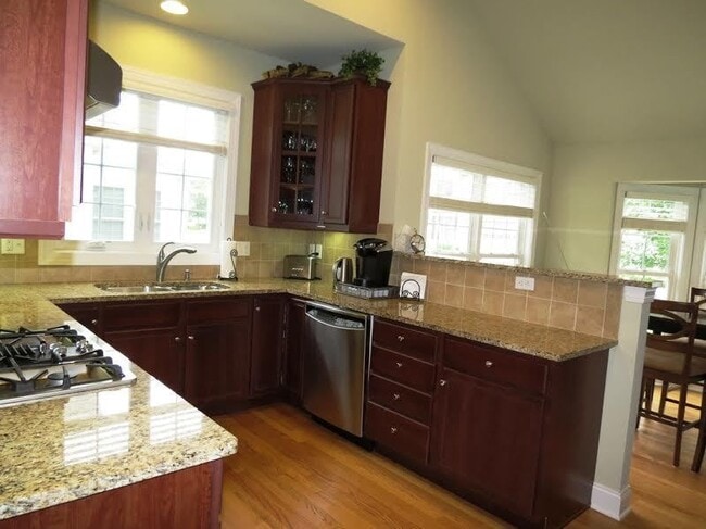 Building Photo - Newington Ridge Toll Brothers Luxury Townh...