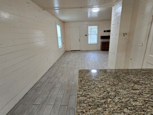 Building Photo - 310 E Defee Ave