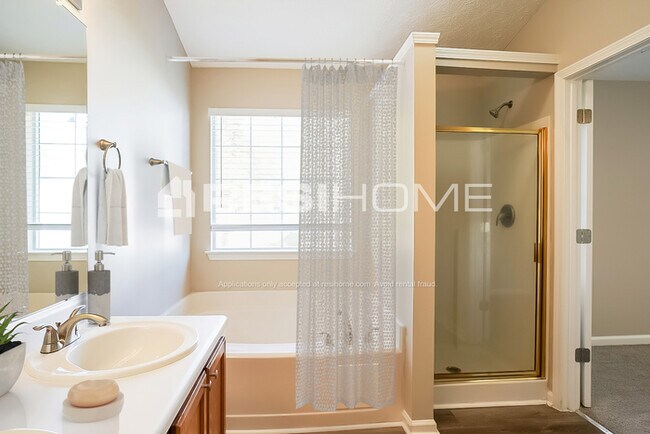 Building Photo - 8761 Valley Lakes Ct