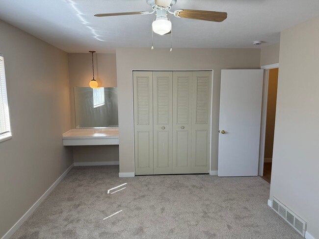 Building Photo - Spacious 2-bed, 1.5-bath Townhouse-Delivers Comfort & Convenience