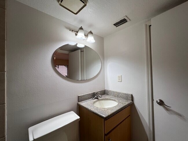 Building Photo - Beautifully updated 2 bedroom 2 1/2 baths ...