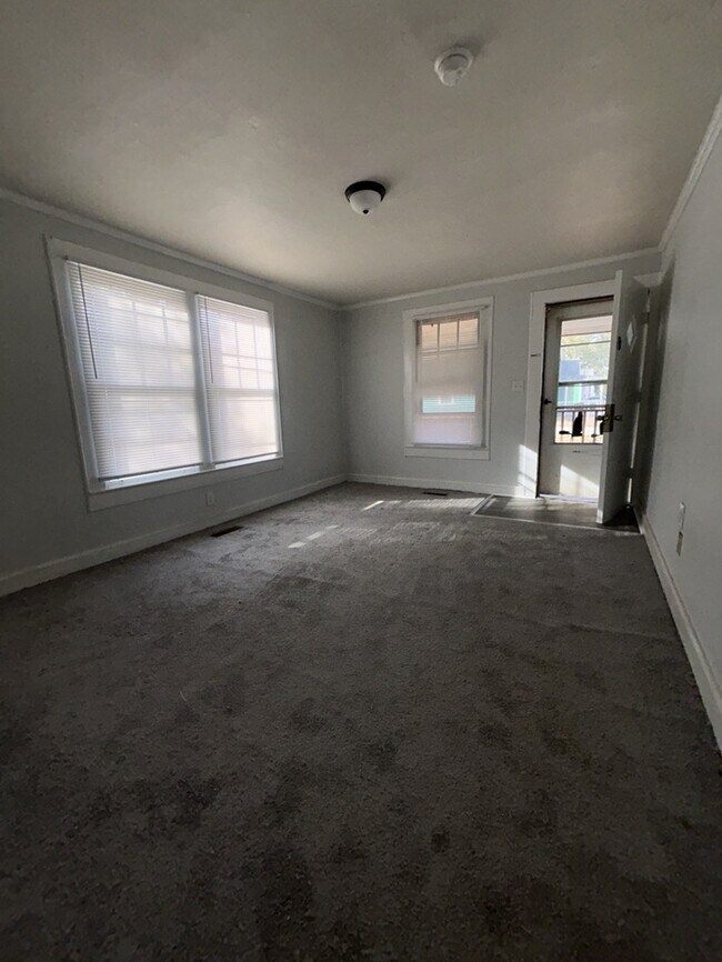 Building Photo - 2 Bedroom 1 Bathroom