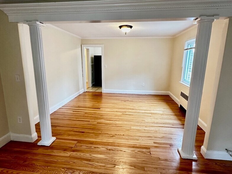 Building Photo - 27 Heath St