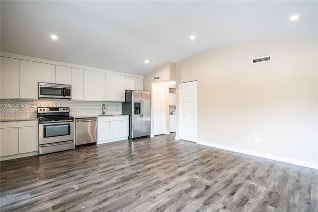 Building Photo - 2412 NE 26th St