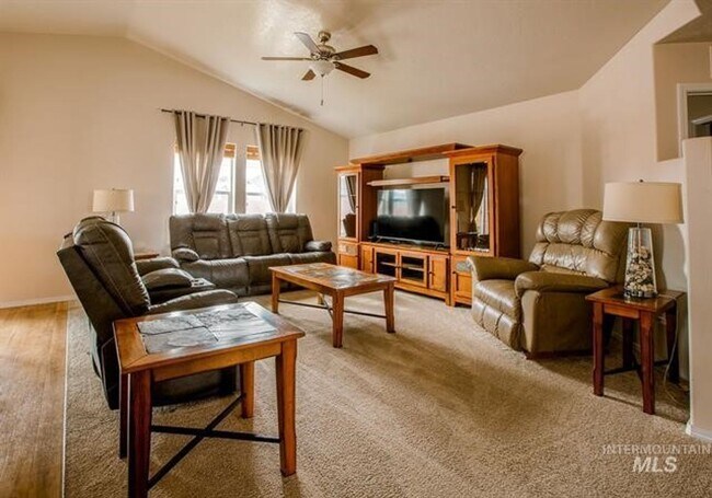 Building Photo - Beautiful 3 bed 2 bath home in the perfect Boise area just off Five Mile Rd and Lake Hazel Rd