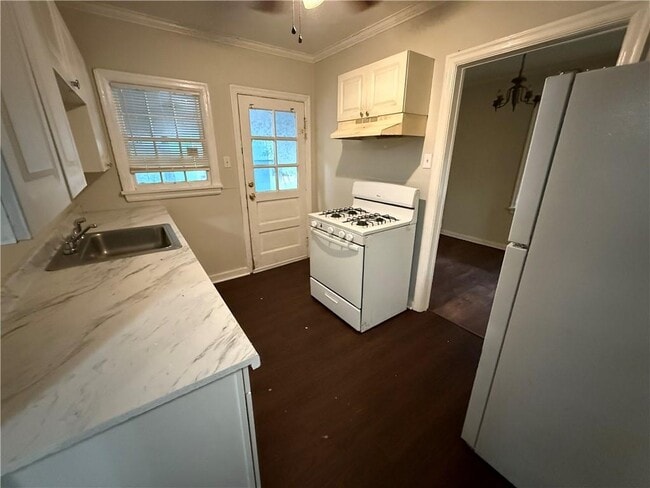 Building Photo - 3062 Fendley Ave