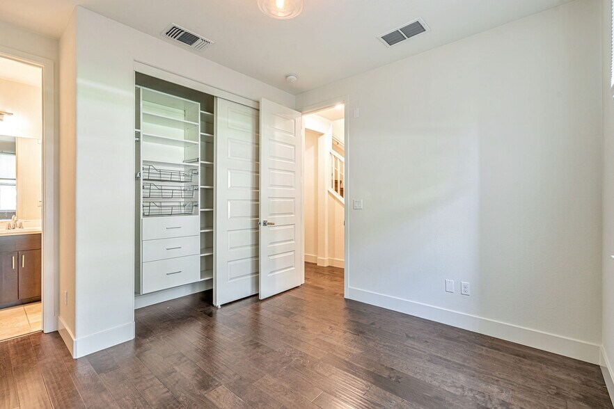 Building Photo - 457 Diller St