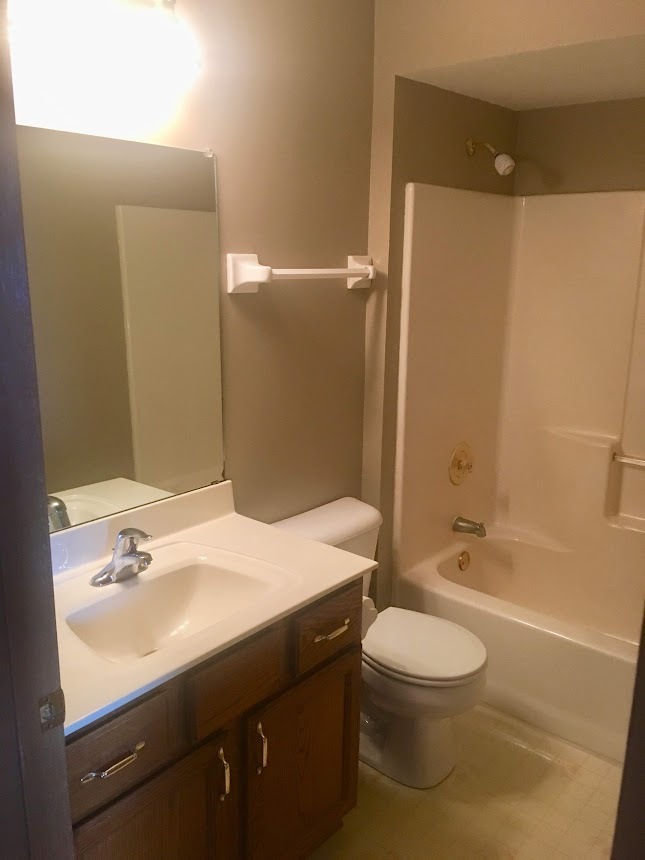 Full Bathroom - W194S8390 Summeridge Ct