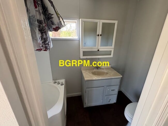 Building Photo - 4 BD, 2 BA, Home in Cabot