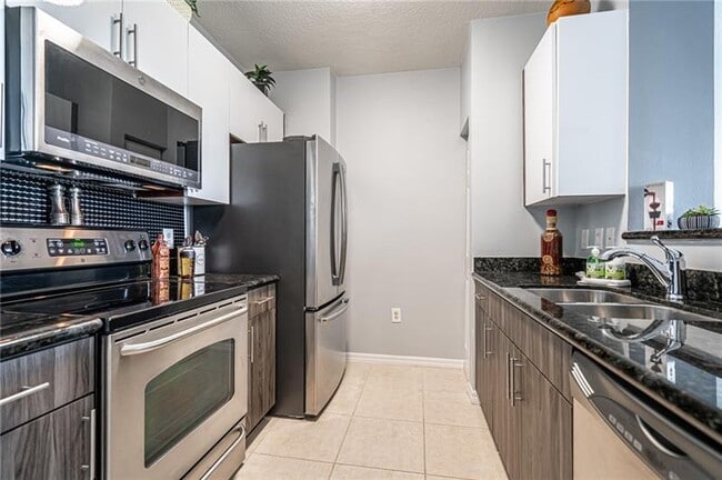 Building Photo - 2421 NE 65th St