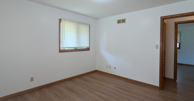 Building Photo - Spacious 3-Bedroom, 2-Bathroom Home