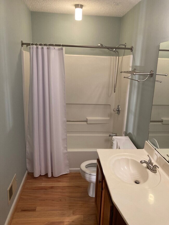 # 2 Bathroom - 940 Glenn St