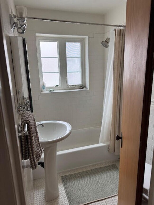 Building Photo - Mid Century Modern 1 bed Condo