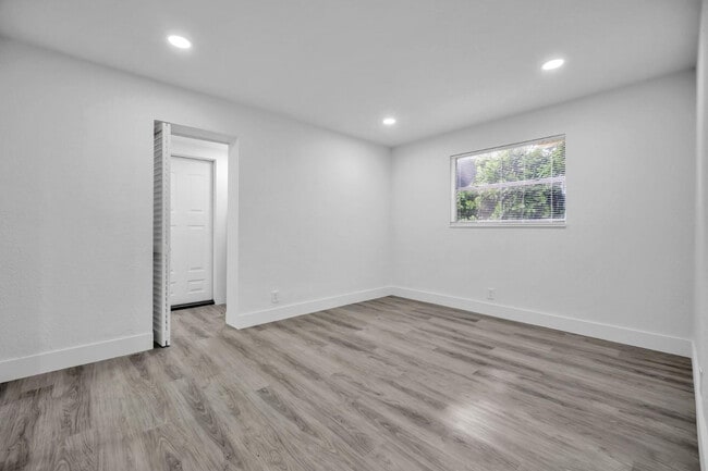 Building Photo - 1015 NE 17th Ave