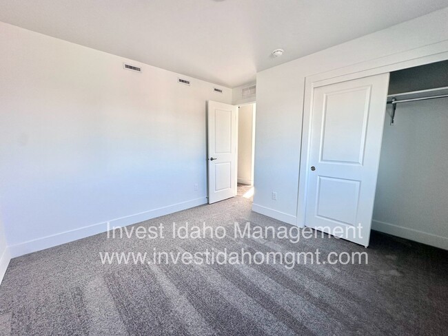 Building Photo - Beautiful Brand New Luxury Townhome availa...