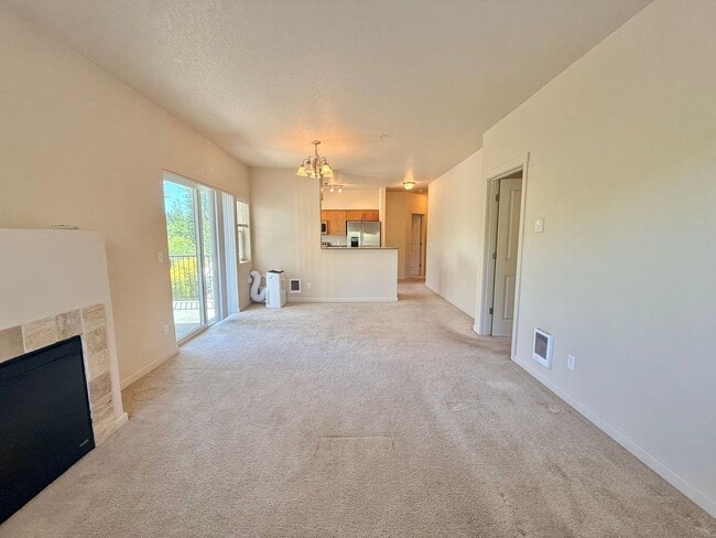 Building Photo - Spacious 2 Bedroom Condo in Hillsboro with Water/ Sewar & Garbage Included and 1 Car Garage!