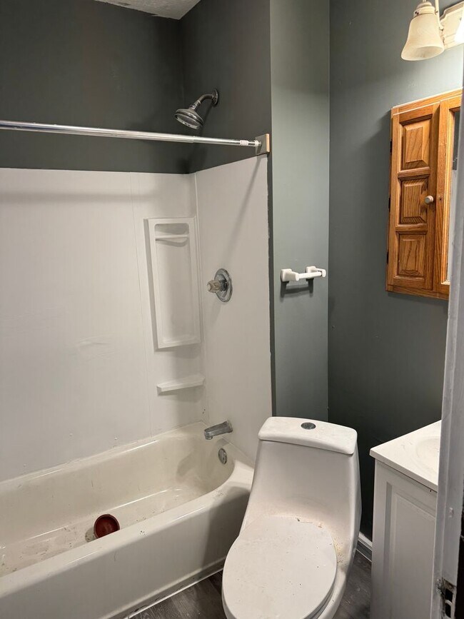 Building Photo - 2 bedroom 1 bath second floor unit