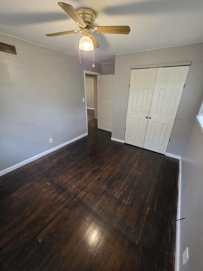 Building Photo - Recently Renovated - 3 Bedroom 2 Bath Home!