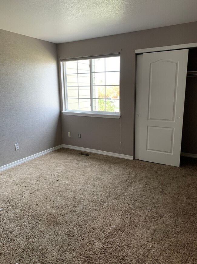 Building Photo - Beautiful Well Maintained 3 bedroom 3.5 bathroom Home