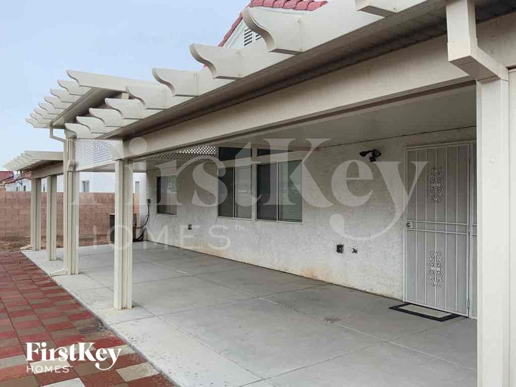 Building Photo - 2209 Meadow Green Ave