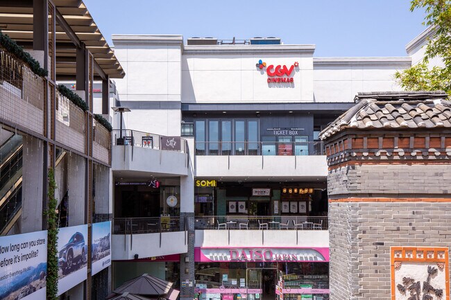 Building Photo - 685 S New Hampshire Ave