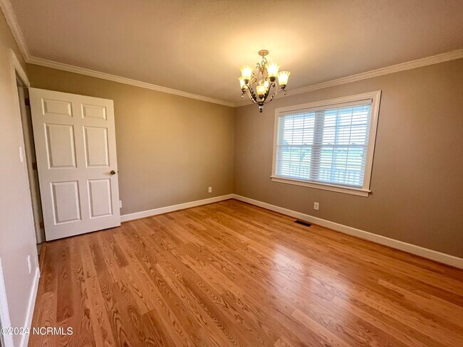 Building Photo - 325 Gliden Rd