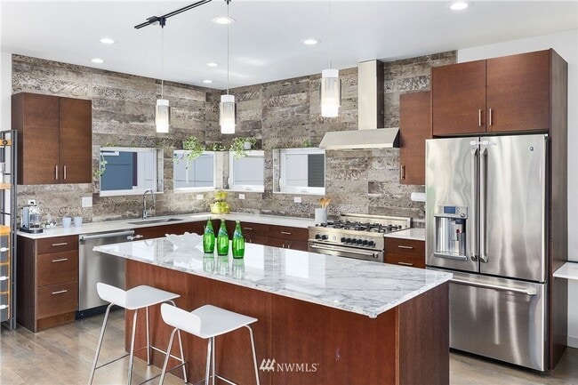 Building Photo - Modern & Chic Ballard Stand-Alone Home Nea...