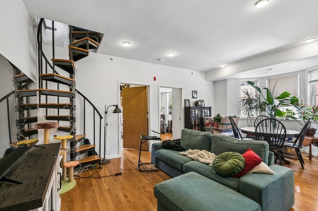 Building Photo - Well-maintained 2-bedroom, 1-bath bi-level apartment | Washington Square West