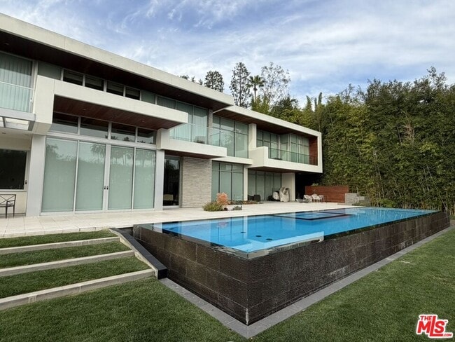 Building Photo - 1232 Sunset Plaza Dr