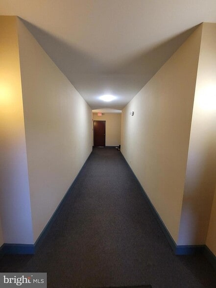 Building Photo - 605 Admiral Dr