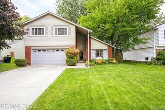 Building Photo - 24323 Pinecrest St
