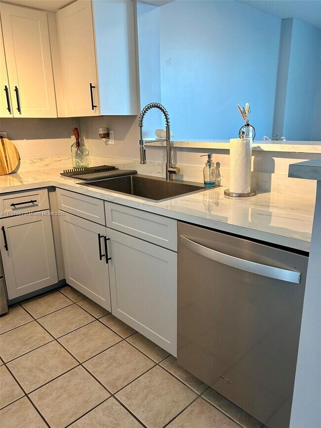 Building Photo - 3000 Coral Wy
