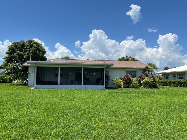 Building Photo - $3,300/month ** Short Term / Seasonal - Furnished ** 2 Bed / 1.5 Bath - Lakefront ** Single Famil...