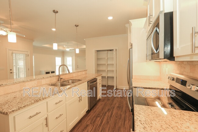 Building Photo - 2106 SW Huntwick Ave