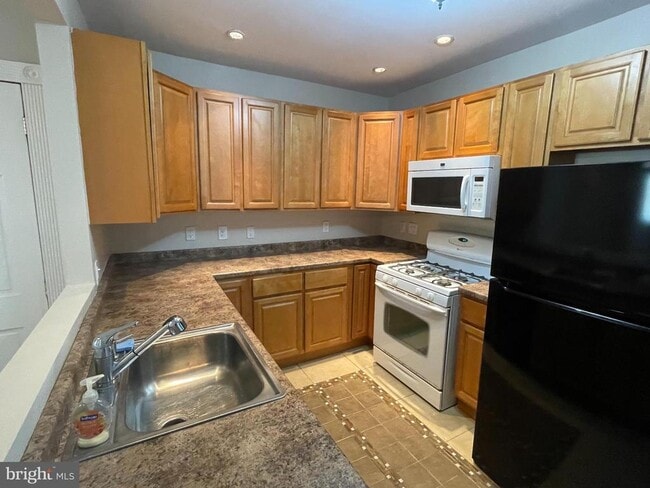 Building Photo - 141 Leverington Ave