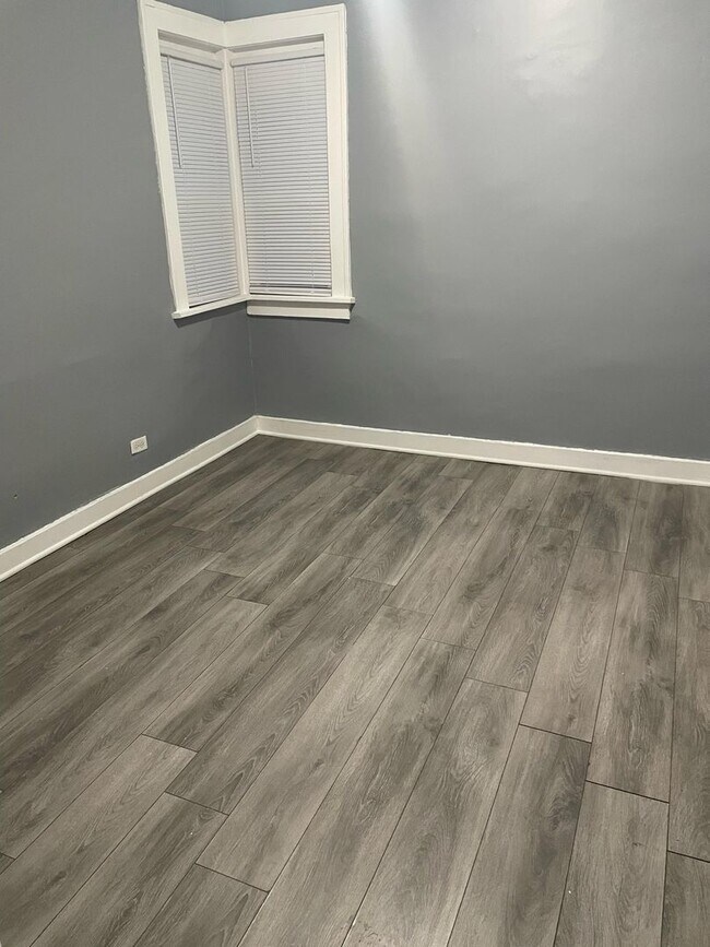 Building Photo - Section 8 Welcomed Large 2 Bedroom