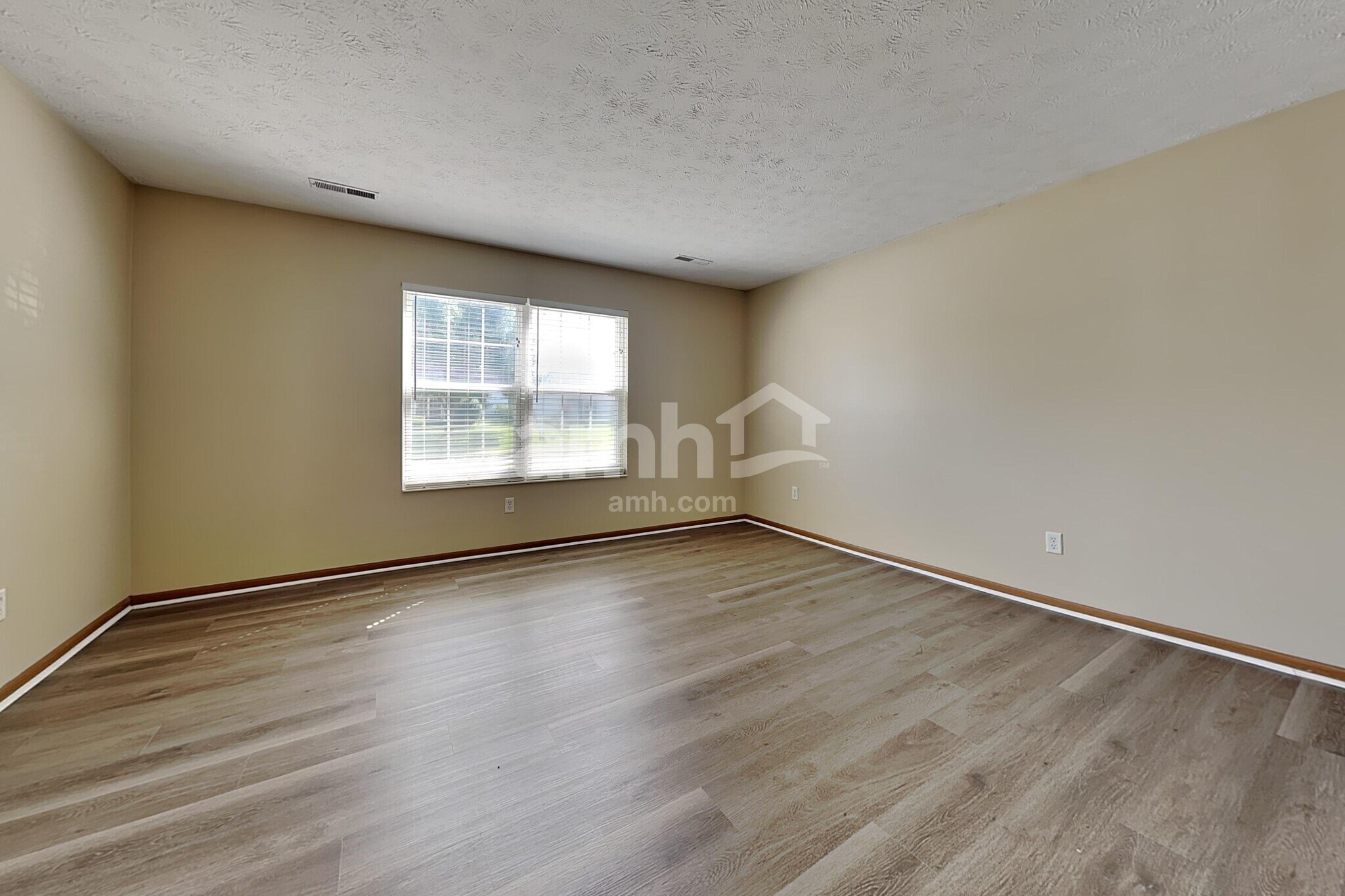 Building Photo - 1344 Crescent Ct