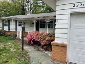 Building Photo - Beautiful 3 bedroom 1.5 bath waiting for you to call home .